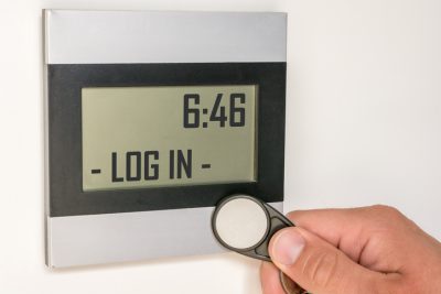 Arbeitszeiterfassung mithilfe eines Transponders.