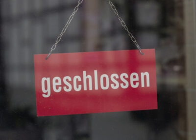 Ein Schild mit der Aufschrift geschlossen.