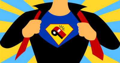 Mann entlarvt sich als Whistleblower indem er sein Hemd aufreißt. Darunter befindet sich ein Superman-Whistleblower Shirt.