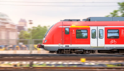 Bild einer fahrenden S-Bahn.