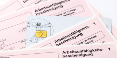 Arbeitsunfähigkeitsbescheinigungen und Versichertenkarte.