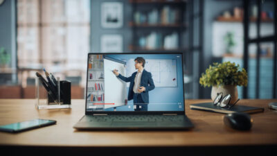 Auf einem Laptop spielt ein Weiterbildungsvideo.