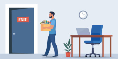 Illustration eines Mannes, der einen Karton mit Büromaterialien von seinem Schreibtisch zum Ausgang trägt, da das Arbeitsverhältnis beendet wurde.