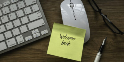 Auf einem Post-it steht geschrieben Welcome back.