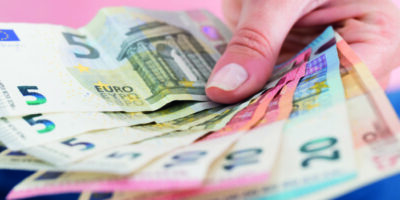Dürfen Sondervergütungen bei Krankheit gekürzt werden?