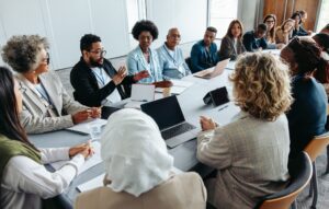 Menschen verhandeln in Besprechung