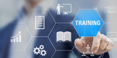 Trainings- und Kompetenzentwicklungskonzept mit Icons von Online-Kurs, Konferenz, Seminar, Webinar, E-Learning, Coaching.