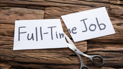 Schere schneidet durch Papier mit Worten: Vollzeit-Job.