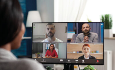 Frau führt am Computer eine Videokonferenz.