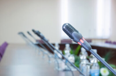 Mikrofone für eine Podiumsdiskussion