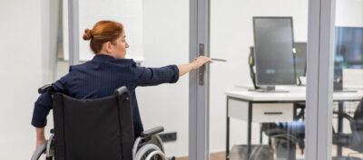 Rollstuhlfahrerin im Büro.