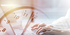 tippende Hände mit einer Uhr im Hintergrund