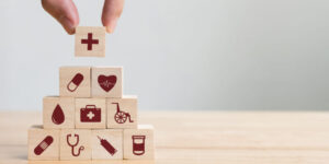 Würfel mit Symbolen werden zu einer Pyramide gestapelt