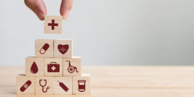 Würfel mit Symbolen werden zu einer Pyramide gestapelt