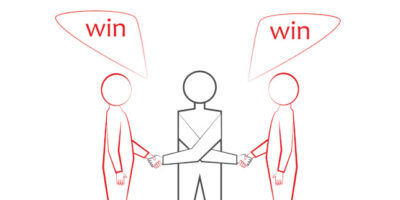 Es sind drei Strichmännchen zu sehen. Die mittlere Person hat zur Schlichtung eines Disputs zwischen den anderen beiden Personen beigetragen und schüttelt beiden Personen die Hand. Über der Abbildung steht Win Win.