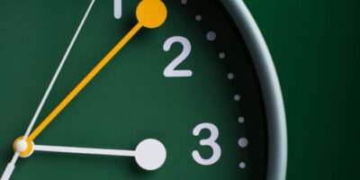 Grüne Uhr mit gelben Sollzeit-Zeiger