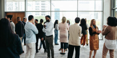 Gruppe von Menschen unterhält sich