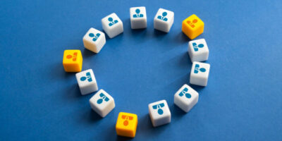 Ein Kreis von weißen Würfeln und drei gelbe Würfel, die ausscheren