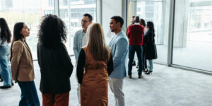 kleine Gruppe von Menschen spricht miteinander