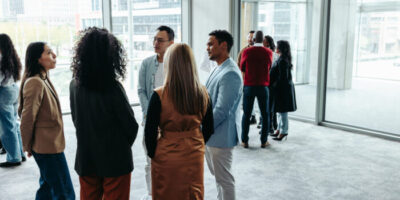 kleine Gruppe von Menschen spricht miteinander