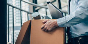 Mann wurde gekündigt und hat seine privaten Bürosachen in eine Kiste gepackt