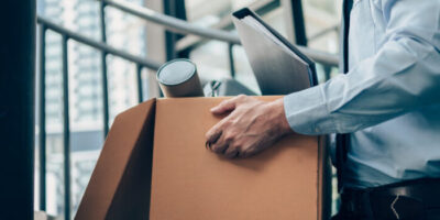 Mann wurde gekündigt und hat seine privaten Bürosachen in eine Kiste gepackt