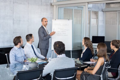Besprechung vor Flipchart