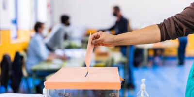 Wahlzettel wir in Wahlurne eingeworfen