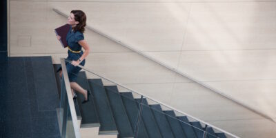 Handlauf an Treppen: Unbedingt benutzen!