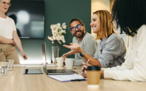 Frauen und Männer sitzen in einem Meeting-Raum